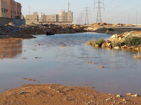 بالصور.. مياه الصرف تحاصر سكان حي لبن بالرياض