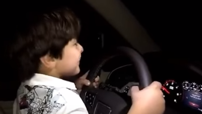 بالفيديو.. طفل في الرابعة يقود سيارة على طريق سريع