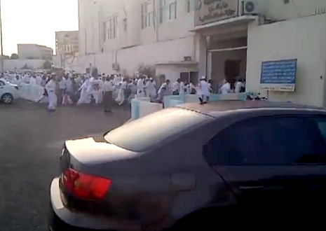 بالفيديو .. مواطنون يدخلون جرياً لجوازات جدة