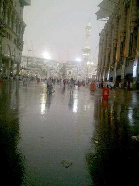 بالصور.. أمطار غزيرة على مكة مكرمة