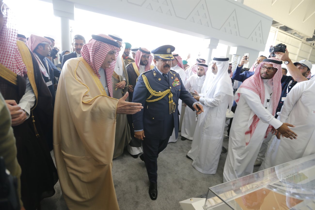 ملك البحرين يطلع على مشروعات تطوير المطارات السعودية