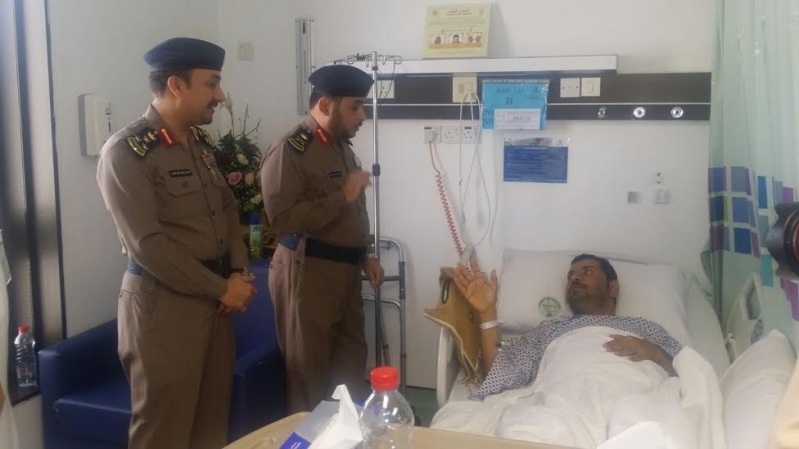 مدير مدني #مكة يزور أحد منسوبي الإدارة بمستشفى النور44