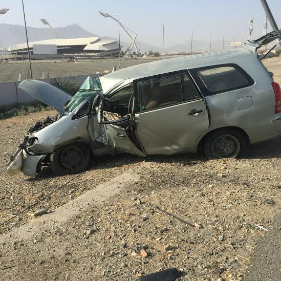 بالصور.. 7 إصابات إثر اصطدام سيارة بعمود إنارة بشرائع #مكة