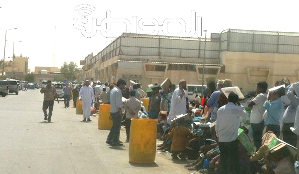 (المواطن) ترصد بالصور طابوراً من العمالة في عز شمس الرياض