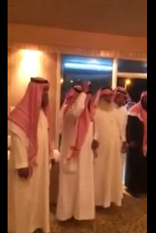 بالفيديو.. “سعودي” يضحي بزوجاته الأربع من أجل قبول هديته
