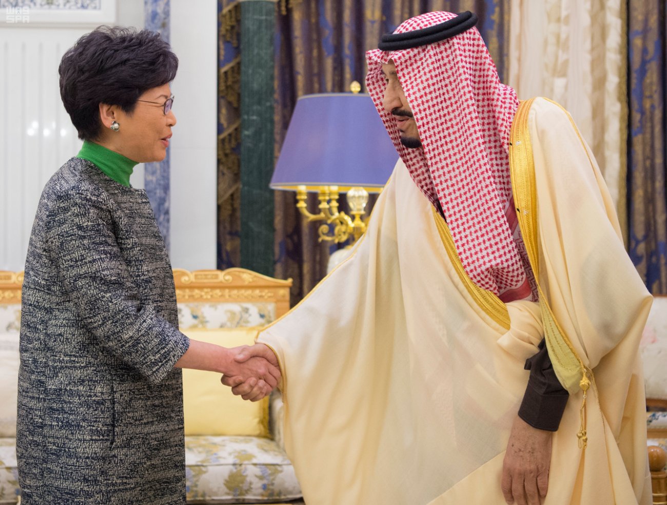 خادم الحرمين يستقبل الرئيسة التنفيذية لحكومة هونج كونج