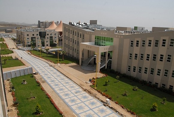 جامعة الملك خالد توقّع أربعة عقود مشاريع بقيمة (9) ملايين ريال
