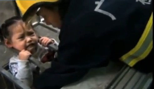 بالفيديو.. “رأس” طفلة ينقذها من السقوط بعد أن علقت بين القضبان