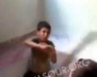 مشهد مبكٍ لطفل سوري يتعرض للتعذيب من عائلة لبنانية