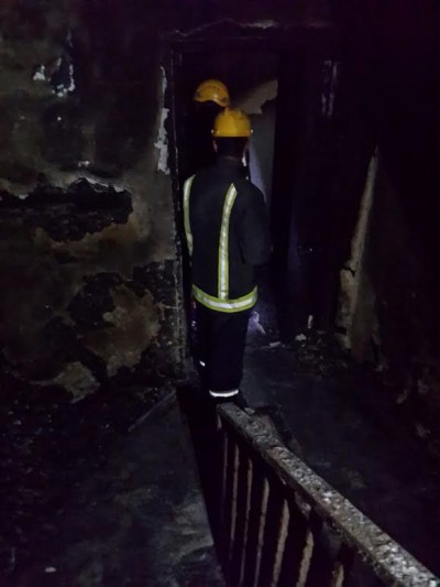 تفحم عامل وإصابة زميله في حريق اندلع بعمارة سكنية بأبها