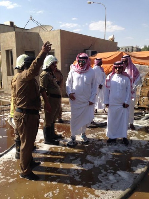 بالصور.. أمير الرياض يقف على حريق ضخم نشب في مصنع طبي