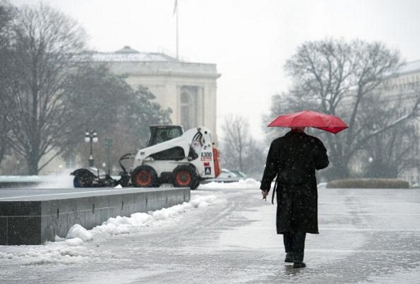 الثلوج الغزيرة تغطي العاصمة الأمريكية