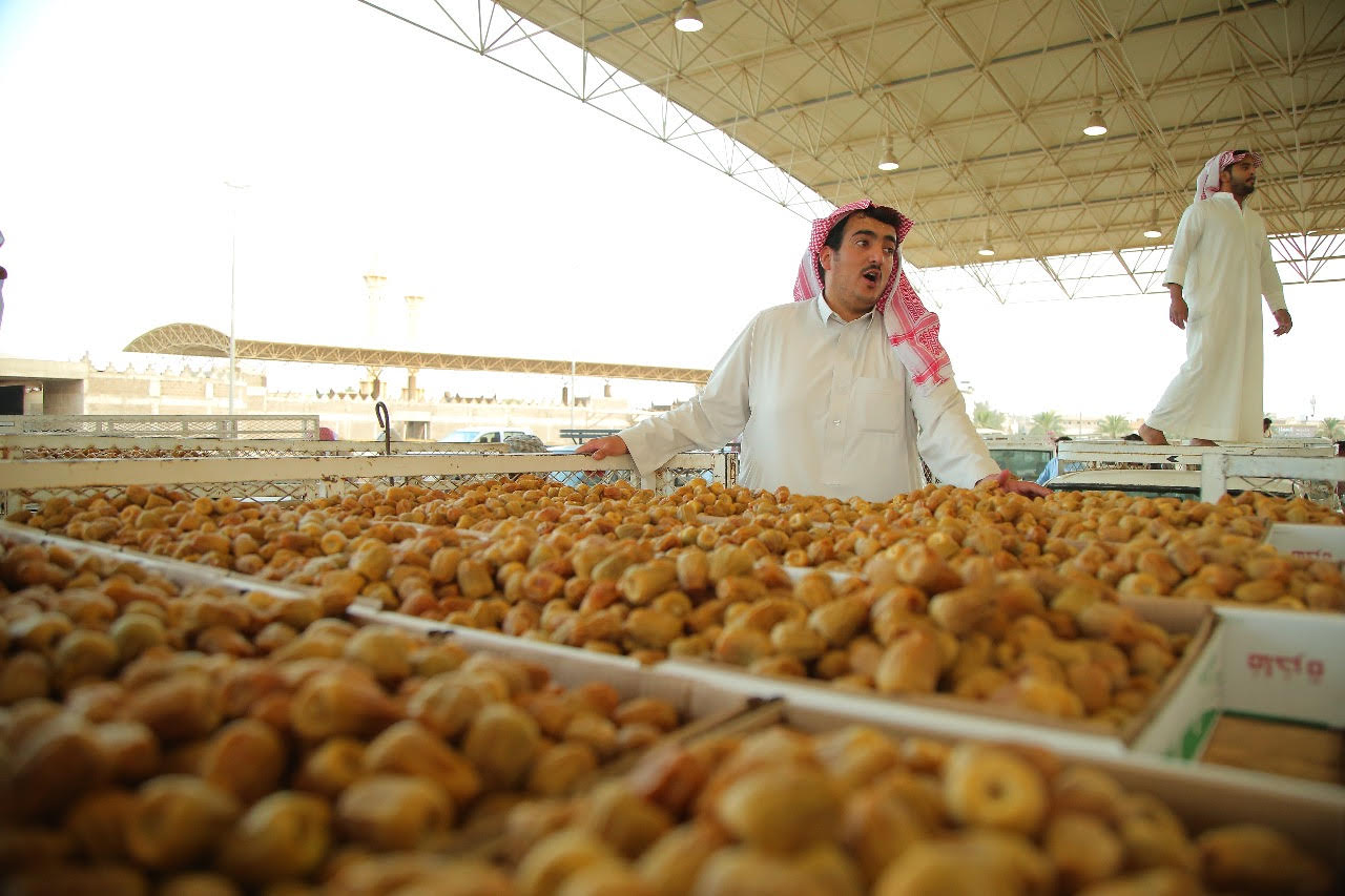 38 رقمًا قياسيًا لمهرجان بريدة للتمور.. 7,382,140 عبوة كرتونية تصل في 36 يومًا