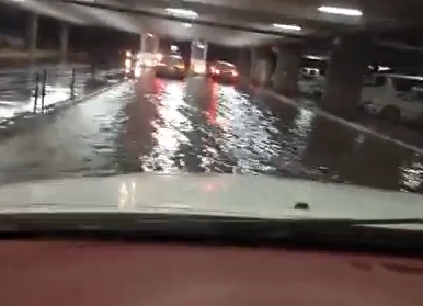 بالفيديو.. مطار الملك خالد يغرق في مياه الأمطار