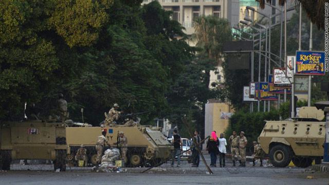 بدء توافد عشرات المصريين إلى محمد محمود وتحذير من تحرك الإخوان