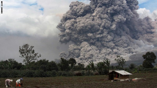 رماد بركان “سينابونغ” في إندونيسيا يقتل 11 شخصاً