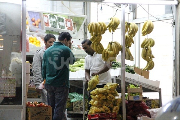 بالصور.. مخالفو الأنظمة يسيطرون على أسواق الخضار والفاكهة بـ"الطائف" - المواطن