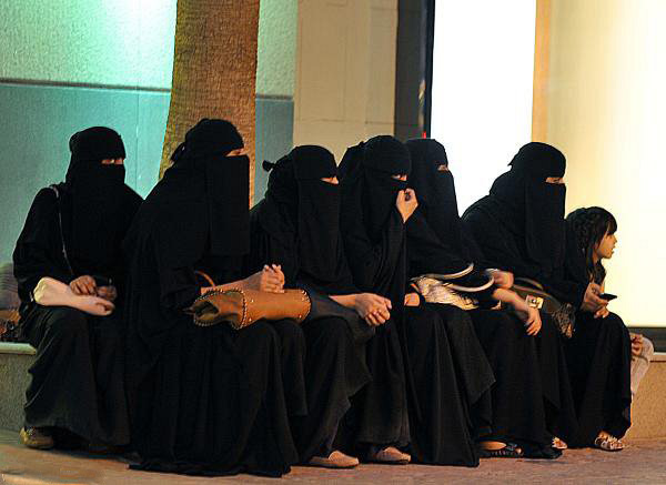 نساء السعودية يتفوقن على الرجال بالزواج من أجانب