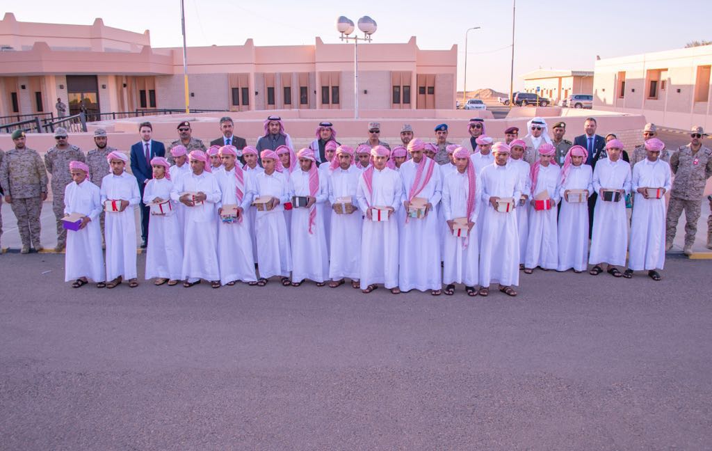 بالصور.. قوات التحالف تسلم 27 طفلاً مغررًا بهم للحكومة الشرعية اليمنية