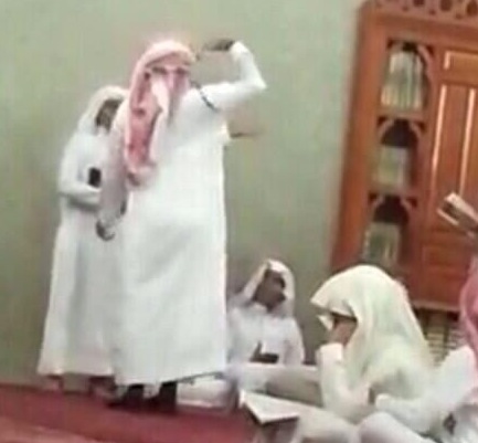 بالفيديو.. أطفال يتعرضون للجلد بـ”سوط” داخل مسجد