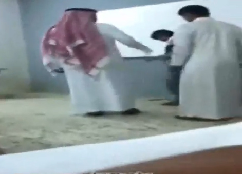 بالفيديو.. معلم يدرب طلابه على رقصة البطريق داخل الفصل