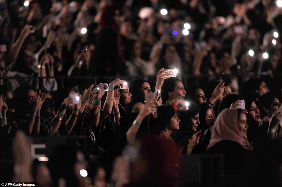 ديلي ميل ترصد بالصور حضور السعوديات حفل تامر حسني