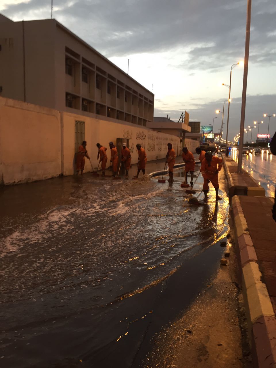 بالصور.. مياه الأمطار تغرق مخطط الرصراص بخميس مشيط