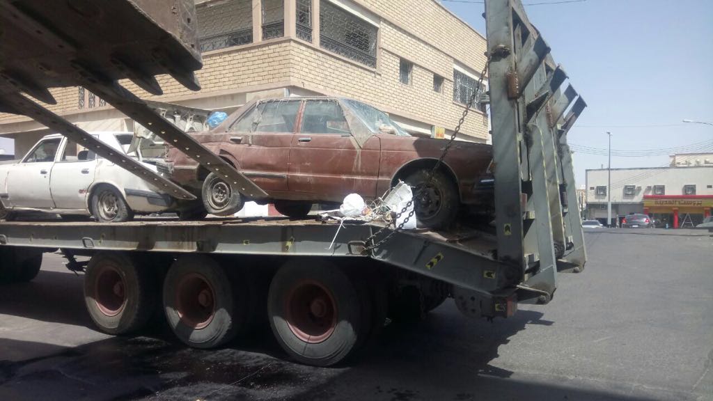 بلدية محايل تُزيل السيارات المتهالكة والتالفة من شوارع المحافظة