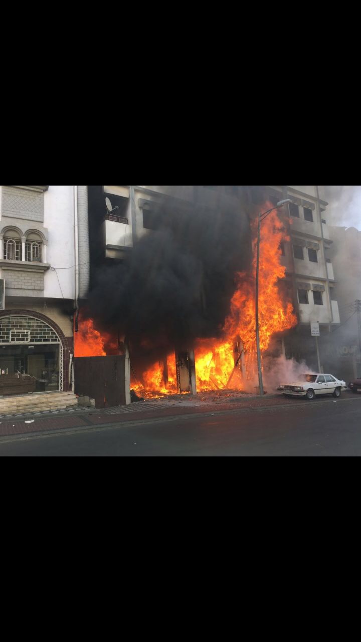 بالصور.. اشتعال محل موبيليا يحرق عمارة ويُخلي 32 شخصًا في أبها