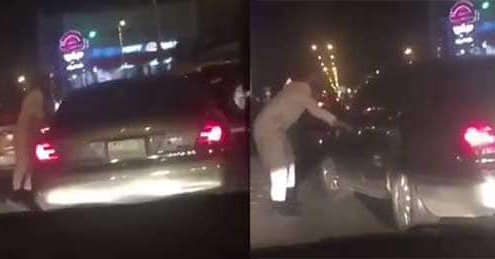 بالفيديو.. شخص يهاجم السيارات ويسبب الرعب للمارة بالرياض