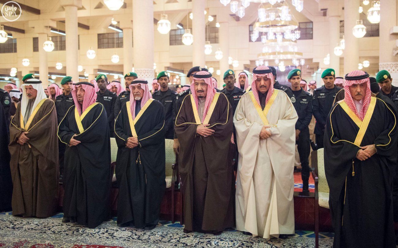 خادم الحرمين يؤدي صلاة الميت على الأمير سعود بن محمد بن عبدالعزيز