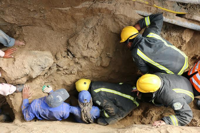 مدني مكة يخرج 4 عمال سقطوا داخل حفرية لإحدى المشاريع