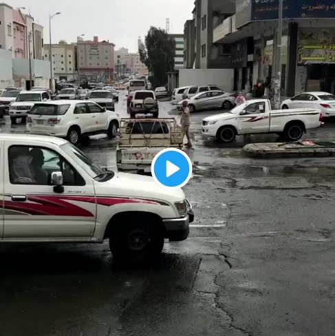 بالفيديو.. أحد أبطال الحد الجنوبي ينظم الحركة المرورية