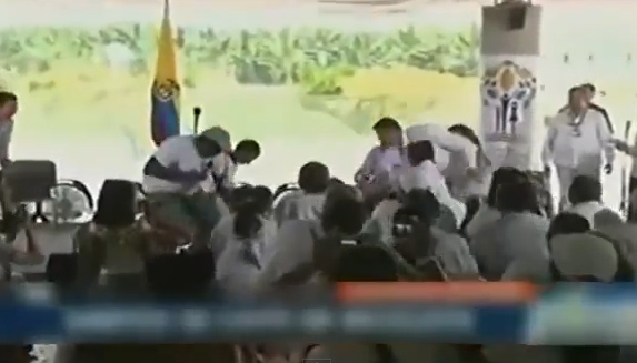 بالفيديو.. رئيس كولومبيا يسقط من دراجة
