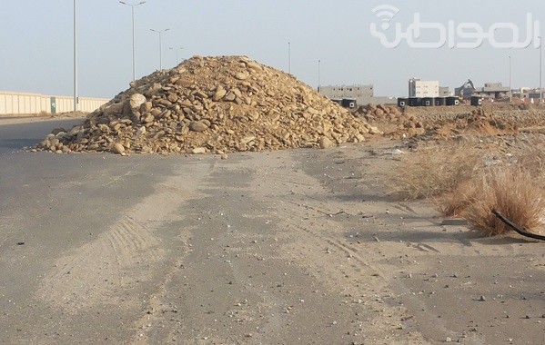 بالصور.. “أحجار وبطحاء العمائر” تغلق شوارع أحياء جازان