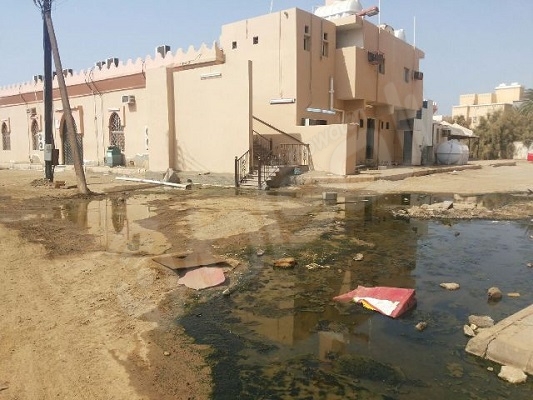 بالصور.. مياه الصرف تعاود محاصرة مسجد بـ”روضة جازان”