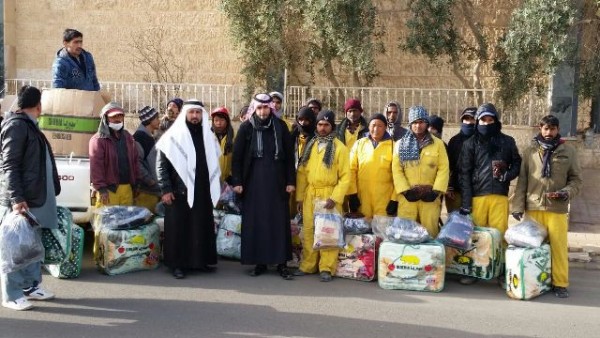 بالصور .. “حياة دافئة ” تكسو 250 من عمال النظافة