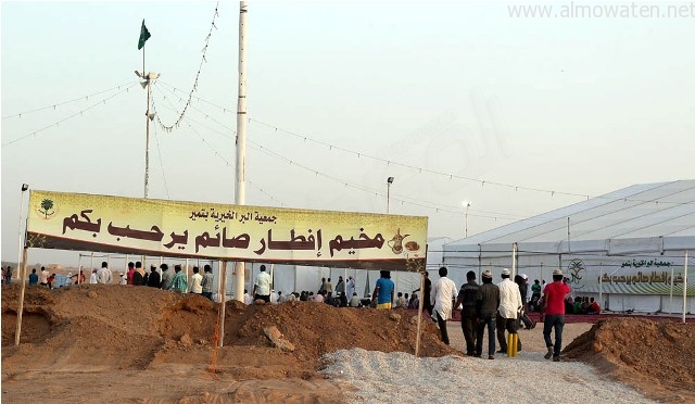 بالصور .. “المواطن” ترصد مخيمات إفطار الصائمين بطرقات الرياض