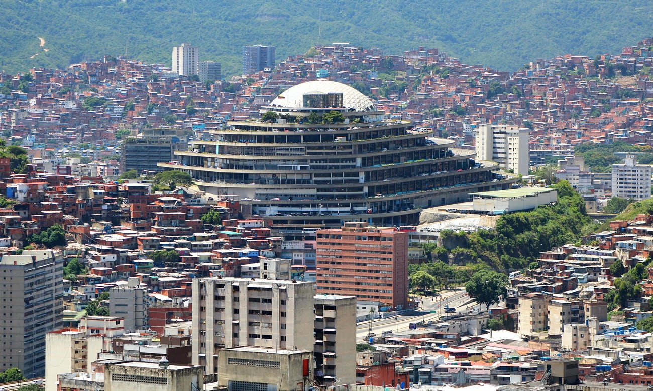 مبنى الهليوكيود.. كيف تحول شعار حداثة فنزويلا إلى جهنم الأرض