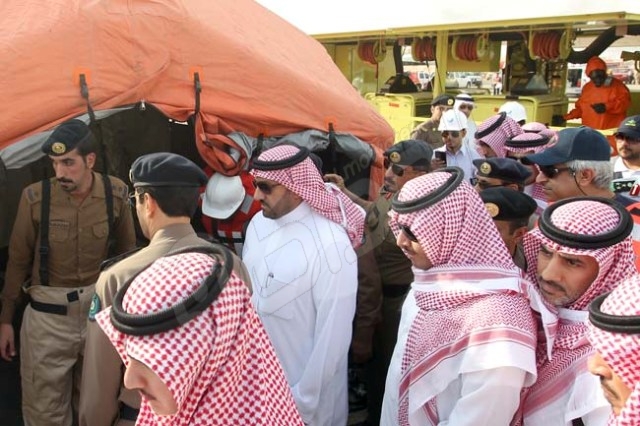 شاهد بالصور .. تركي بن عبدالله يطلع على جاهزية الدفاع المدني لمواجهة الأمطار