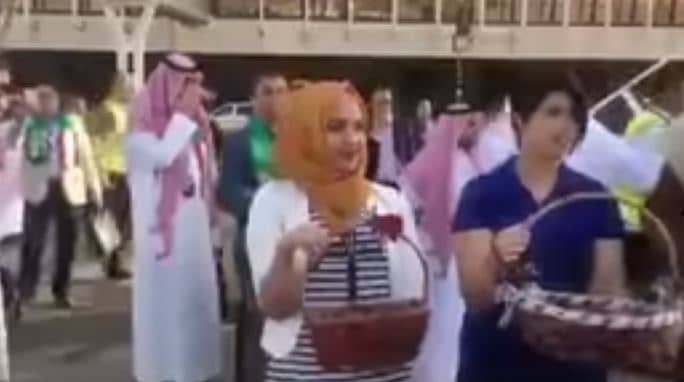 بالفيديو.. عراقيون يقدمون القهوة والرطب لمسافرين سعوديين