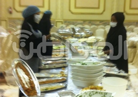 بالصور.. سعودية تجمع فائض “المناسبات” وتوزعه على الفقراء في 3 أحياء