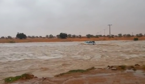 بالفيديو.. السيول تجرف سيارة بـ”رماح”