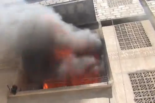 بالفيديو.. محاولات إخماد الحرائق في منازل بداريّا