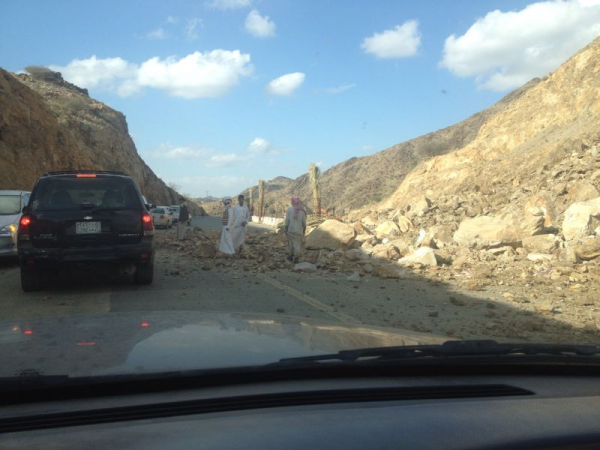 بالصور.. انهيار بجبل نخال الباحة يغلق الطريق الرئيسي