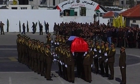 شاهد.. جنازة عسكرية ضخمة لوزير فلسطيني قتله الإسرائيليون