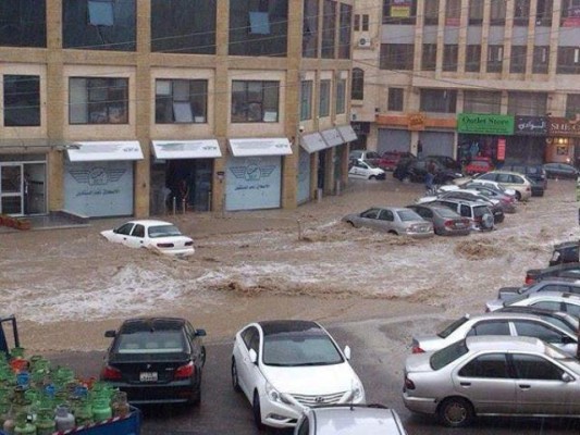 بالصور والفيديو.. أمطار غزيرة تغرق الشوارع وتجتاح مكة مول بالأردن