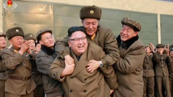 بالصور.. رجل يمتطي ظهر ديكتاتور كوريا الشمالية