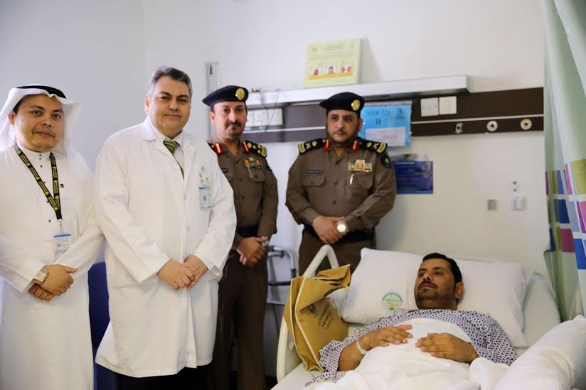 مدير مدني #مكة يزور أحد منسوبي الإدارة بمستشفى النور
