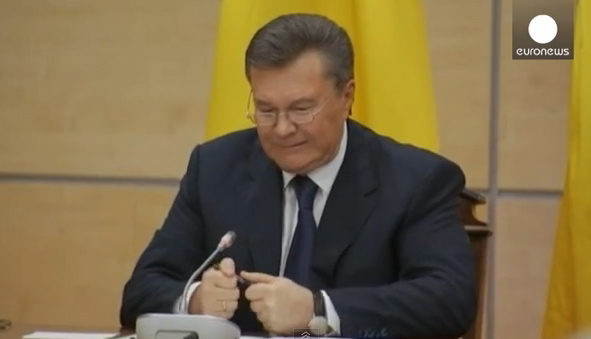 بالفيديو.. الرئيس الأوكراني المعزول يغضب ويكسر قلمه
